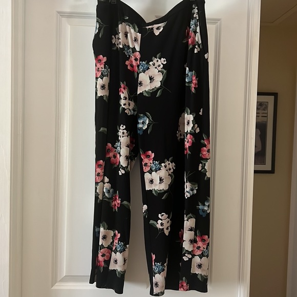 J.Jill Wearever Collection Full Leg Crop Pant M Black Floral with side pockets - Picture 2 of 4